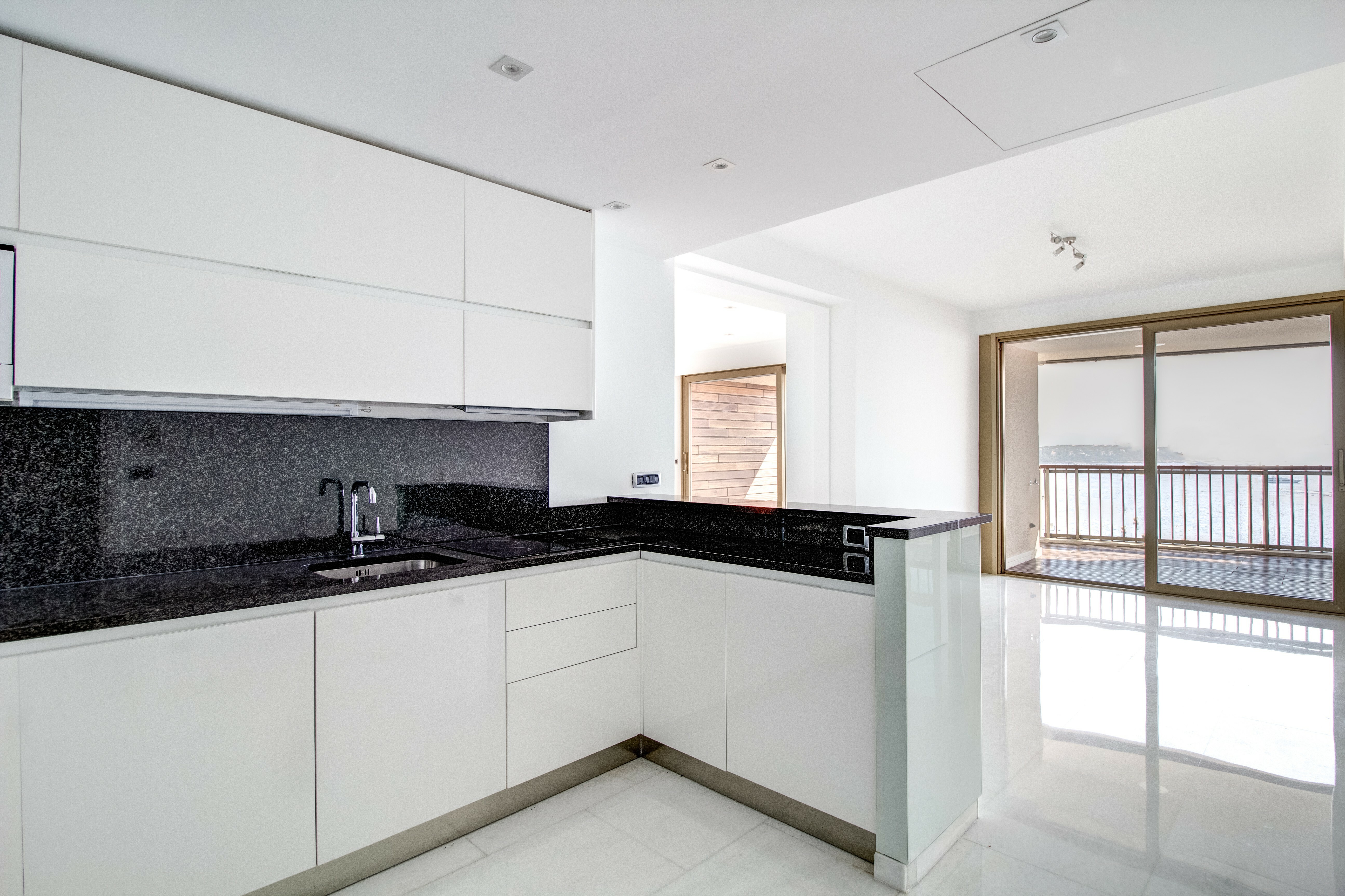 MIRABEAU : Rare appartement de 3 chambres à coucher et belle vue mer