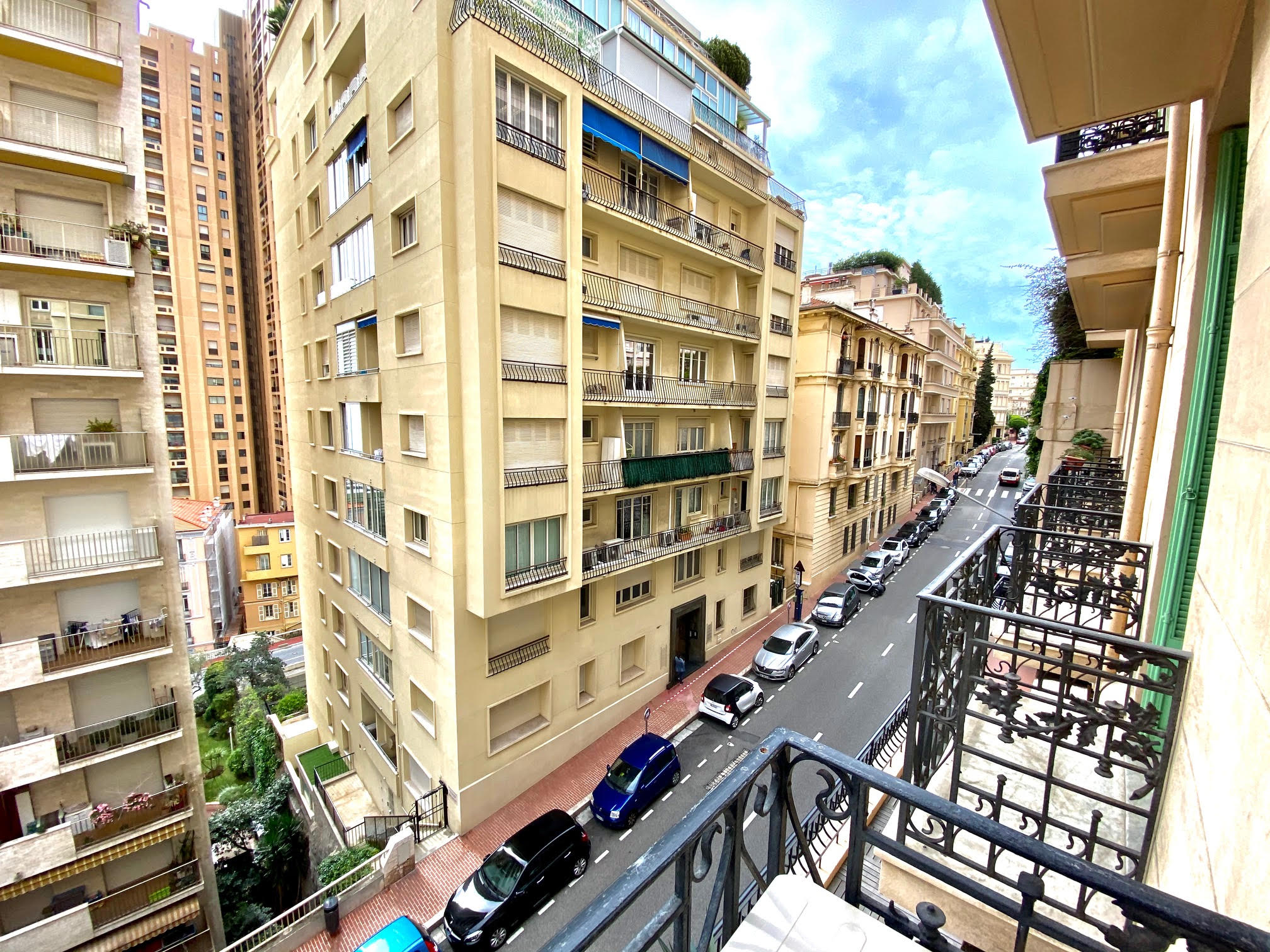 Boulevard des Moulins – Deux-pièces avec balcon, à usage d’habitation ou de bureau