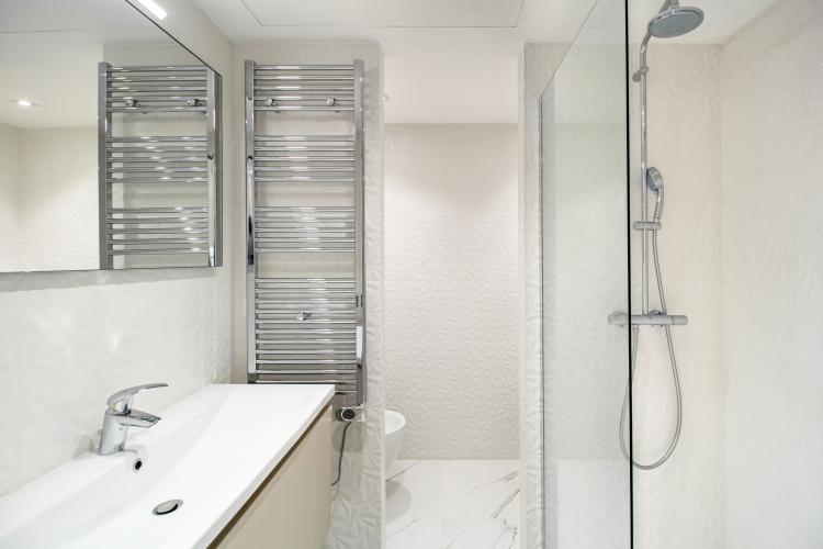 Le Continental: Appartement de 2 Pièces Rénové & Meublé