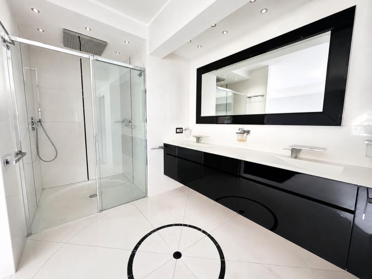 Parc Saint Roman – Duplex en dernier étage, trois chambres et vue mer