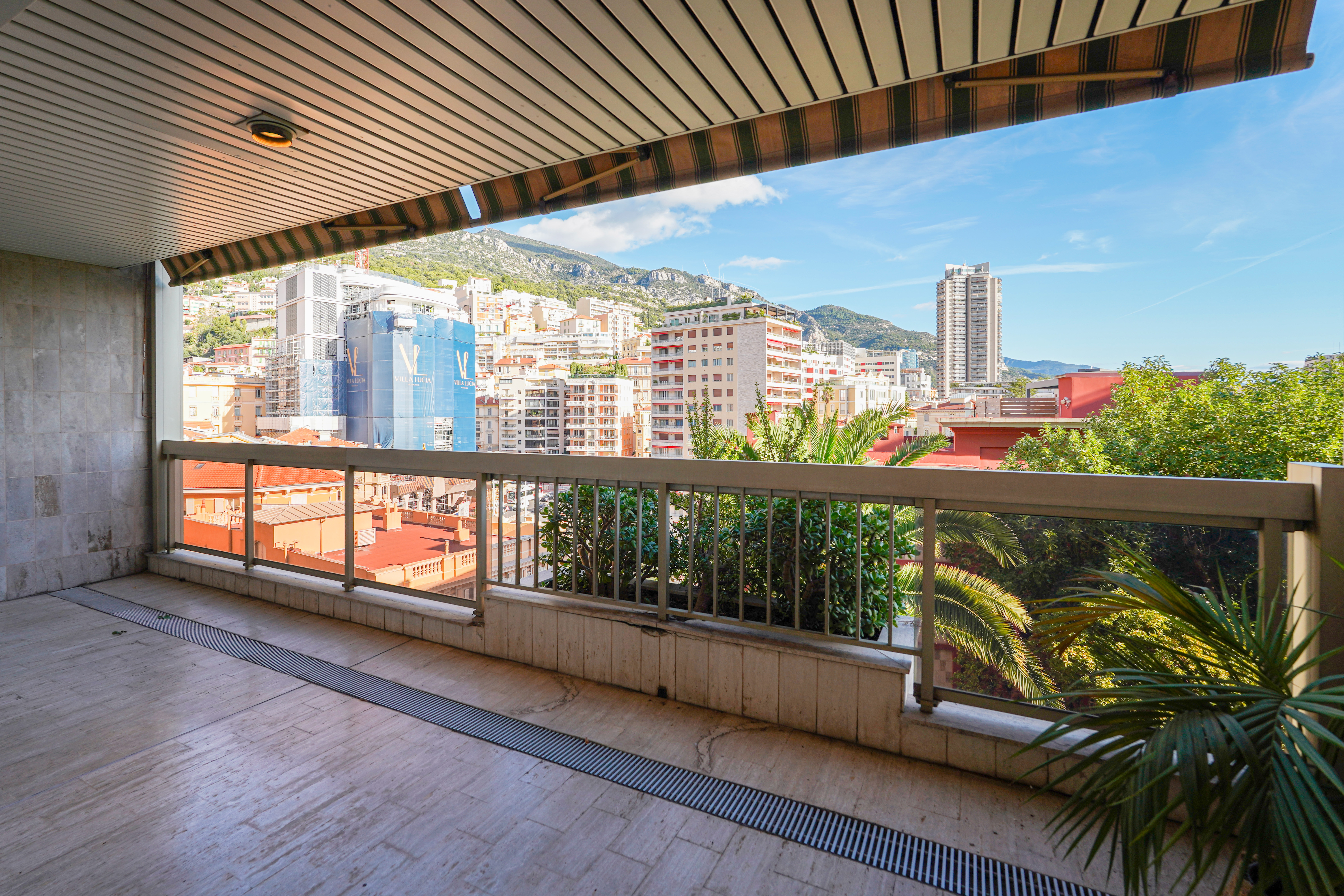 MONEGHETTI - GRAND STUDIO AVEC TERRASSE - USAGE MIXTE