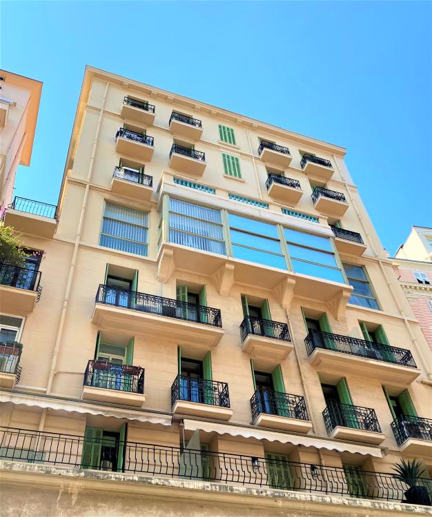 Boulevard des Moulins – Deux-pièces avec balcon, à usage d’habitation ou de bureau