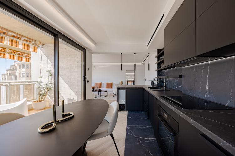 MAGNIFIQUE 3 PIECES RENOVE ET CENTRAL AVEC PARKING