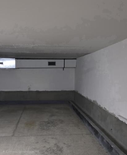 RARE - BEL EMPLACEMENT DE PARKING AU RIVIERA PALACE