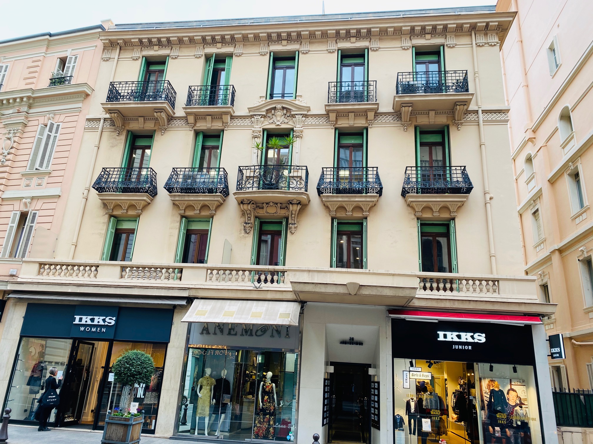 Boulevard des Moulins – Deux-pièces avec balcon, à usage d’habitation ou de bureau
