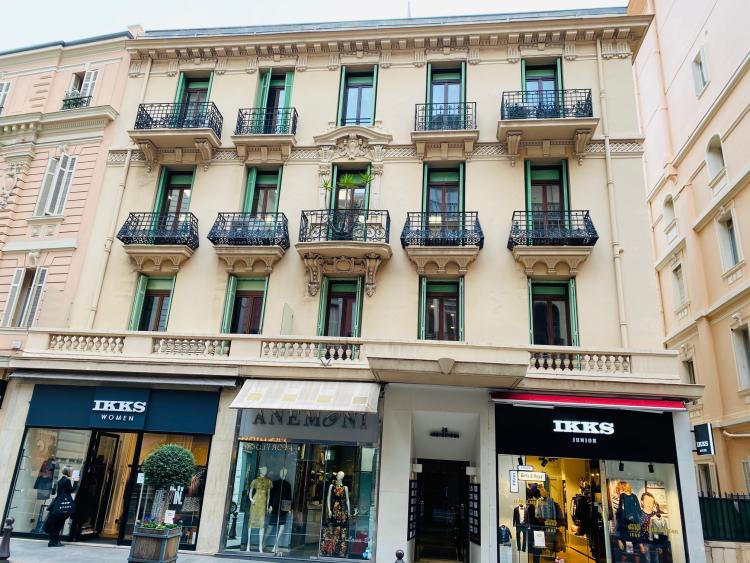 Boulevard des Moulins – Deux-pièces avec balcon, à usage d’habitation ou de bureau