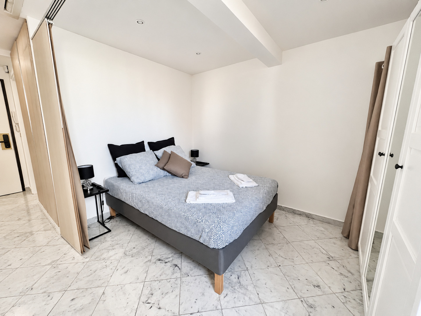 Boulevard des Moulins – Deux-pièces avec balcon, à usage d’habitation ou de bureau