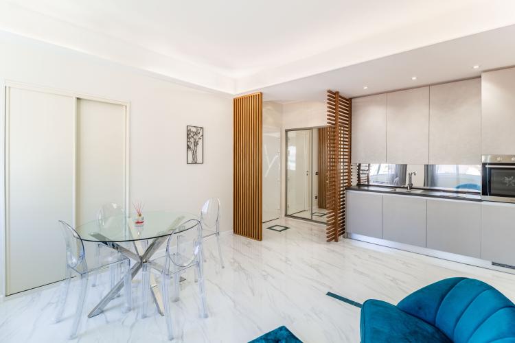 Le Continental: Appartement de 2 Pièces Rénové & Meublé