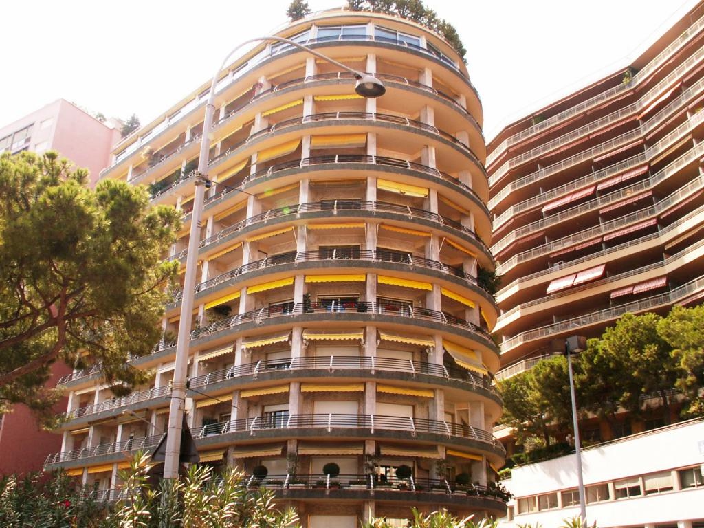 RARE ERMANNO PALACE : GRAND DOUBLE BOX  AVEC BEL ESPACE DE STOCKAGE ATTENANT !