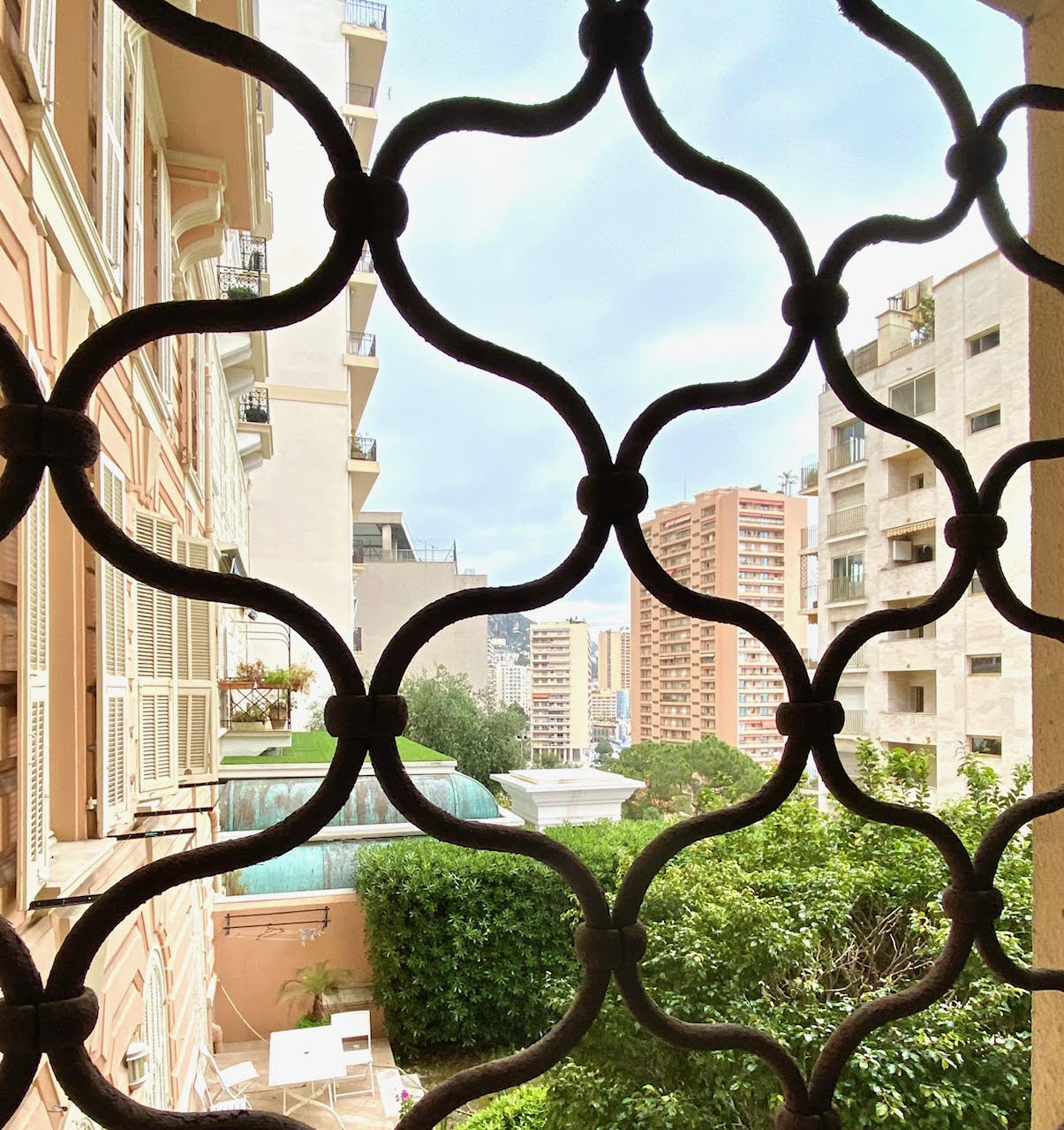 Boulevard des Moulins – Deux-pièces avec balcon, à usage d’habitation ou de bureau
