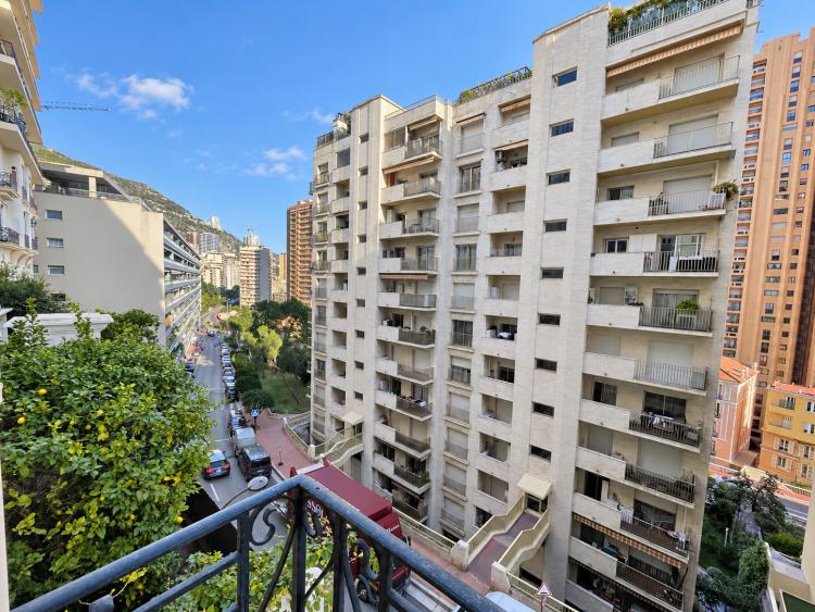 Boulevard des Moulins – Deux-pièces avec balcon, à usage d’habitation ou de bureau