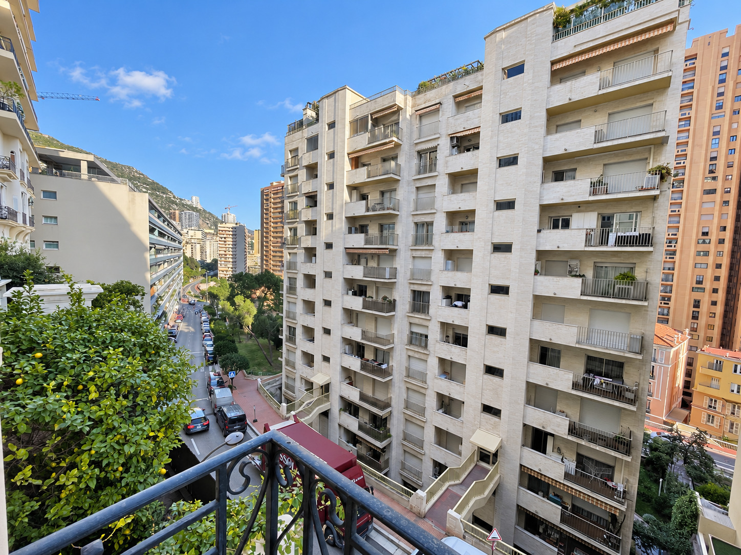 Boulevard des Moulins – Deux-pièces avec balcon, à usage d’habitation ou de bureau