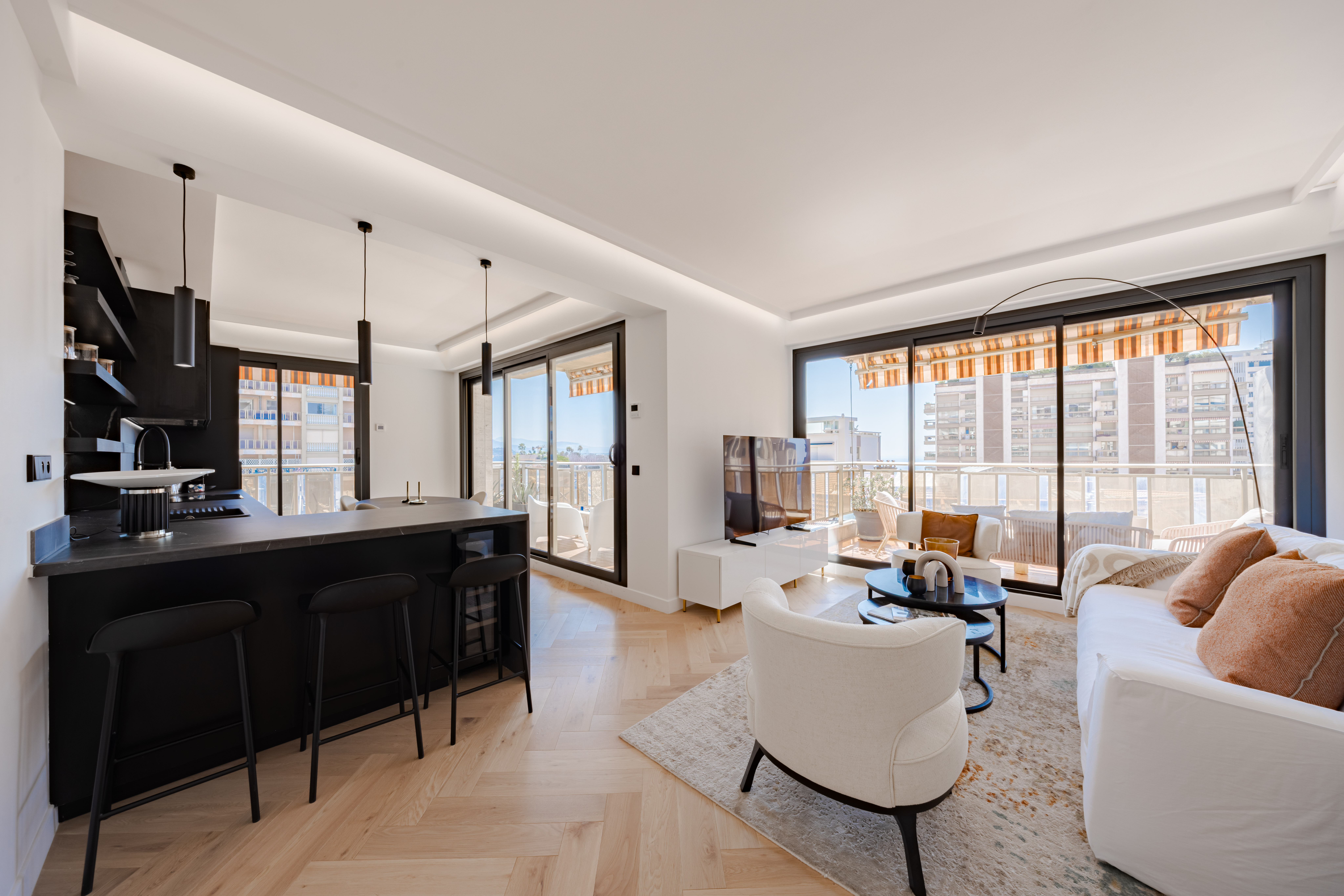 MAGNIFIQUE 3 PIECES RENOVE ET CENTRAL AVEC PARKING