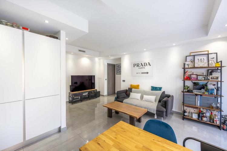 Appartement rénové dans un immeuble moderne au cœur de la Condamine