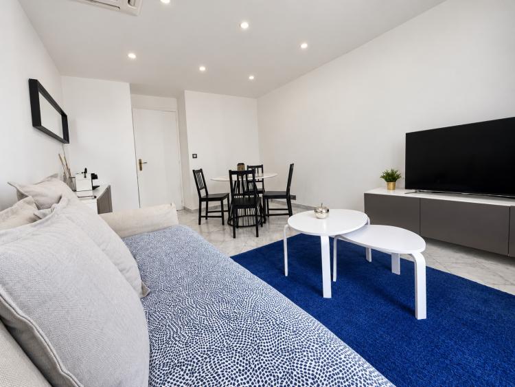 Boulevard des Moulins – Deux-pièces avec balcon, à usage d’habitation ou de bureau