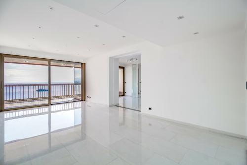 MIRABEAU : Rare appartement de 3 chambres à coucher et belle vue mer