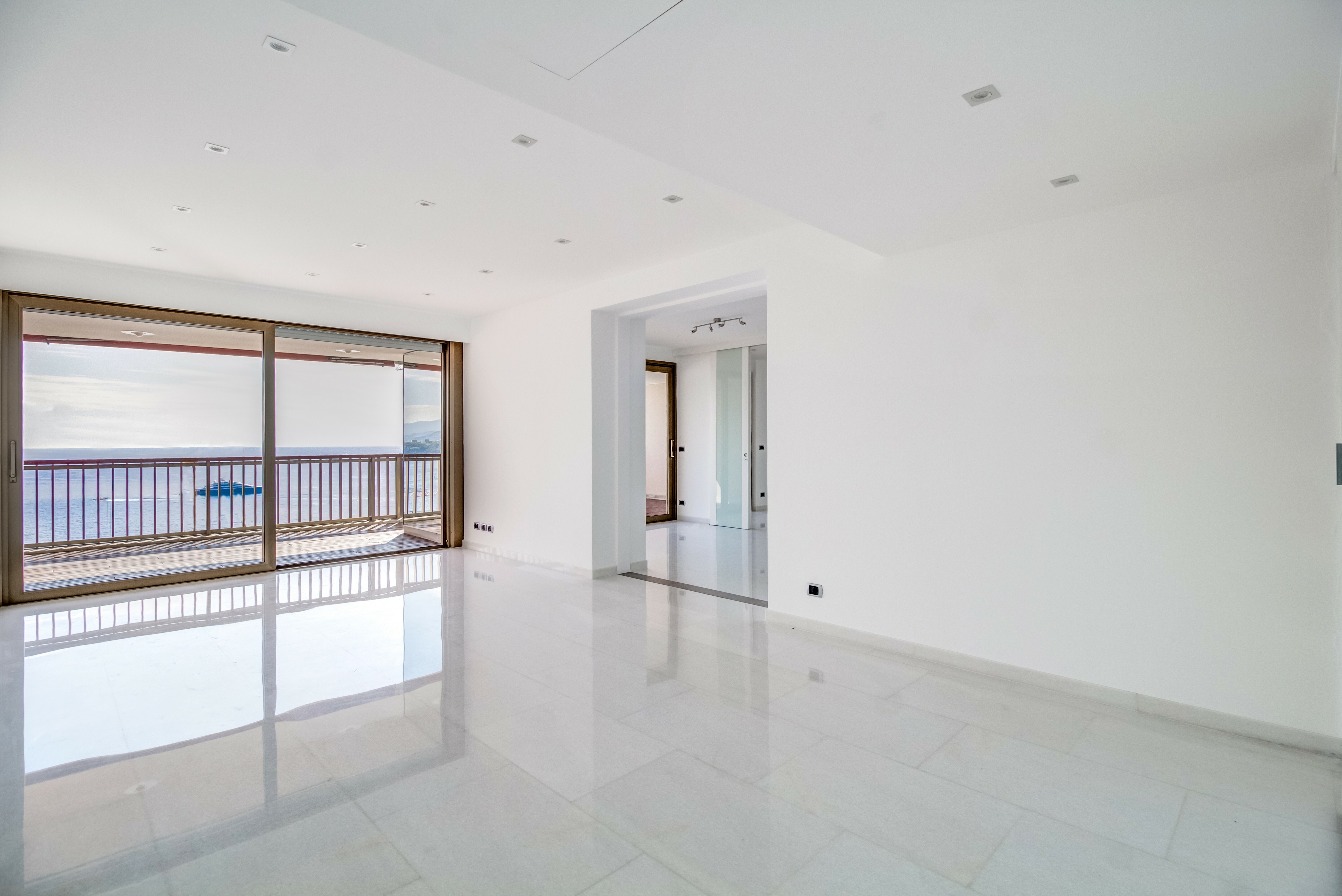 MIRABEAU : Rare appartement de 3 chambres à coucher et  belle vue mer
