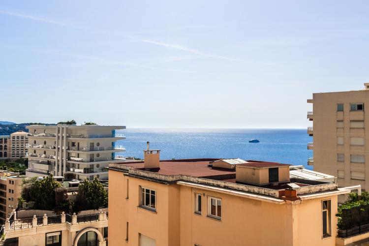 Appartement rénové de deux pièces avec une vue jusqu’à la mer