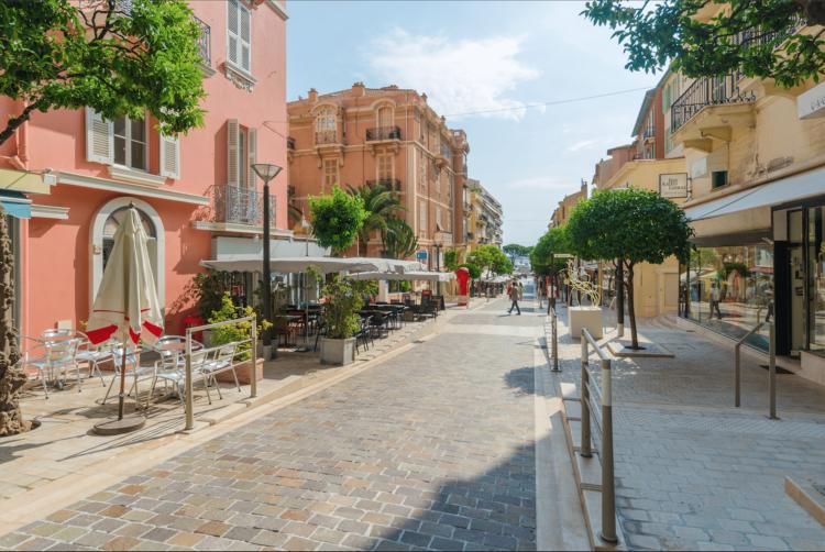 Appartement rénové dans un immeuble moderne au cœur de la Condamine