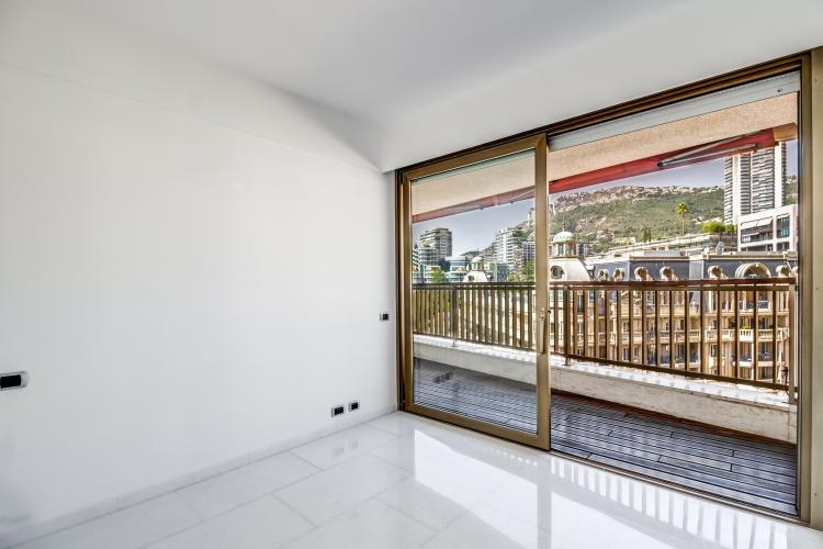MIRABEAU : Rare appartement de 3 chambres à coucher et belle vue mer
